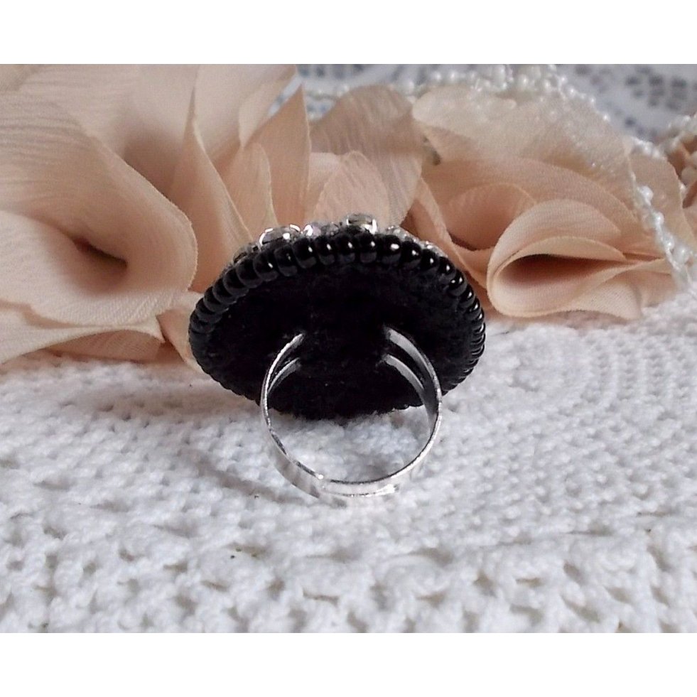 Black Stone Ring broderad med en ädelsten, svart onyx, kristaller och pärlor.