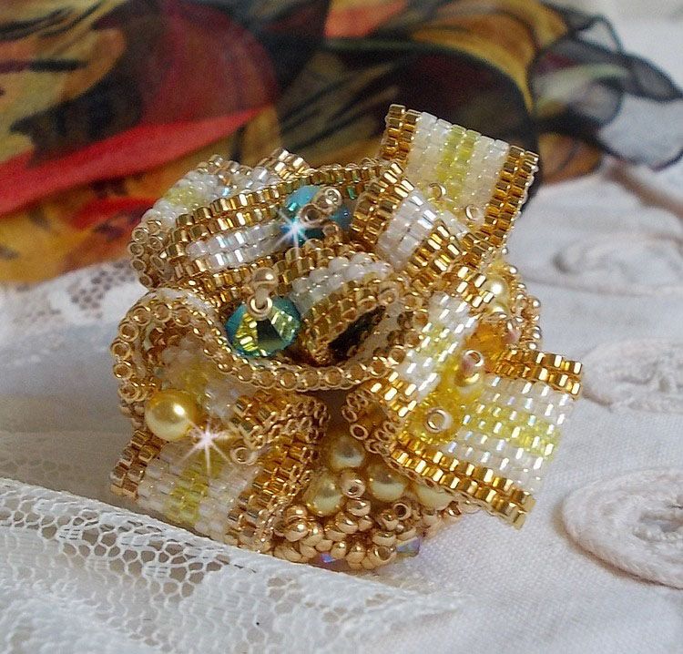Sunflower Gold Haute-Couture-ring broderad med 24 karat guldpläterade fröpärlor och Swarovski-kristaller 
