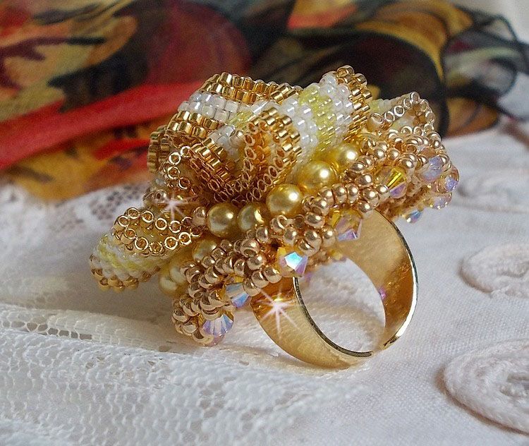 Sunflower Gold Haute-Couture-ring broderad med 24 karat guldpläterade fröpärlor och Swarovski-kristaller 