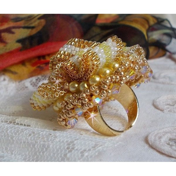 Sunflower Gold Haute-Couture-ring broderad med 24 karat guldpläterade fröpärlor och Swarovski-kristaller 