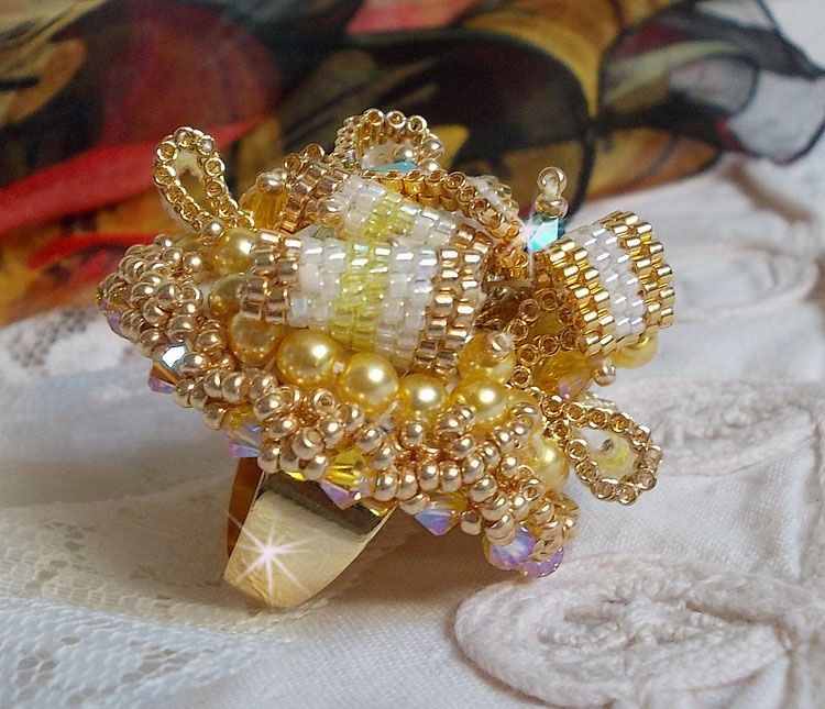 Sunflower Gold Haute-Couture-ring broderad med 24 karat guldpläterade fröpärlor och Swarovski-kristaller 