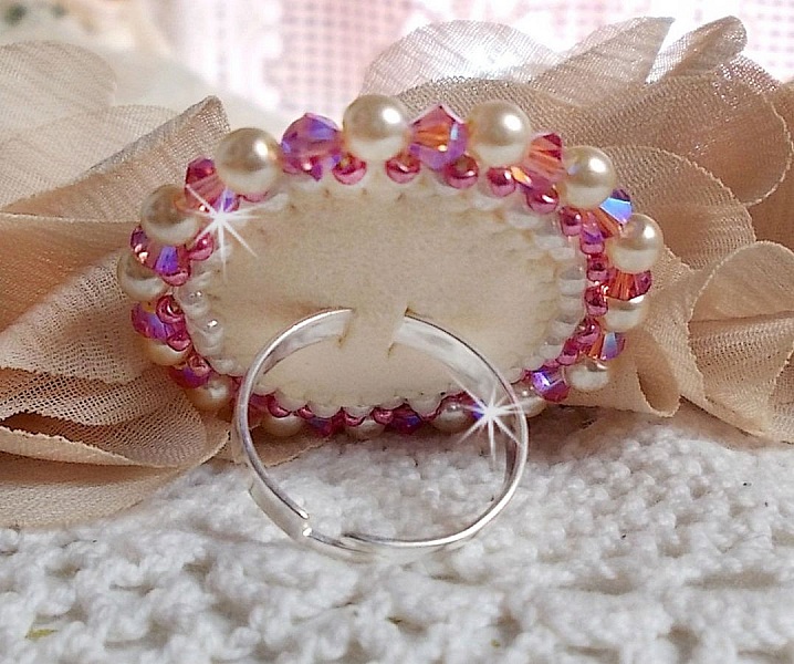 Bague Valmont Victorienne avec un cabochon en r&eacute;sine et des perles nacr&eacute;es