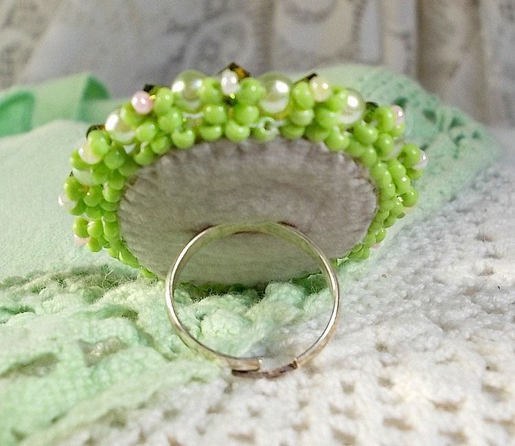 Anisse ring broderad med ett porträtt av en kvinna med rosor och Swarovskikristaller i cabochon av harts.
