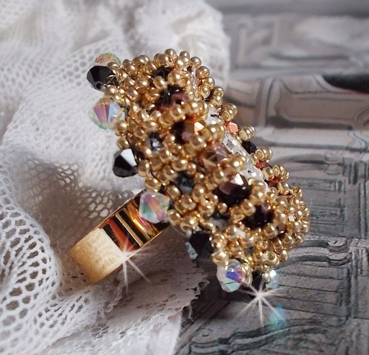 Sacred Black Ring broderad med vintage Swarovski-kristaller, facetter och fröpärlor.