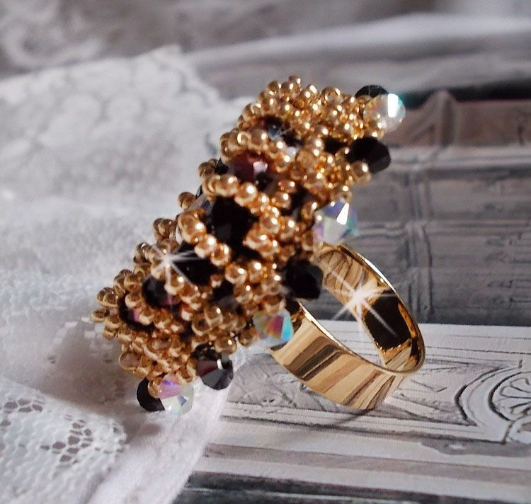 Sacred Black Ring broderad med vintage Swarovski-kristaller, facetter och fröpärlor.