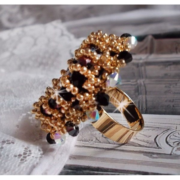 Sacred Black Ring broderad med vintage Swarovski-kristaller, facetter och fröpärlor.