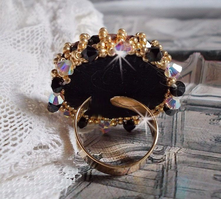 Sacred Black Ring broderad med vintage Swarovski-kristaller, facetter och fröpärlor.