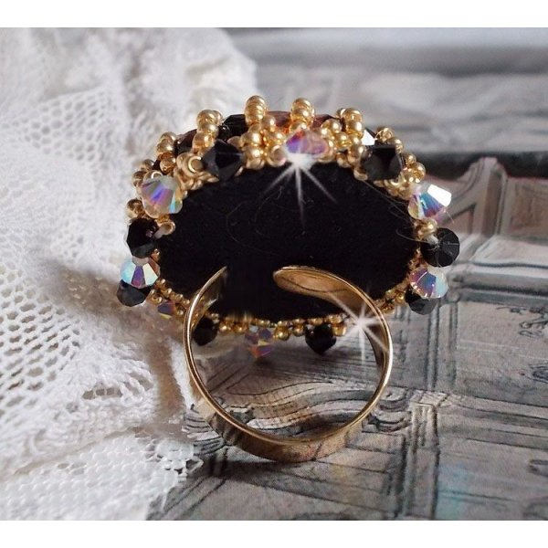 Sacred Black Ring broderad med vintage Swarovski-kristaller, facetter och fröpärlor.