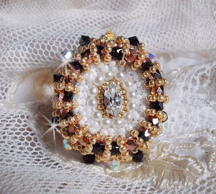 Sacred Black Ring broderad med vintage Swarovski-kristaller, facetter och fröpärlor.