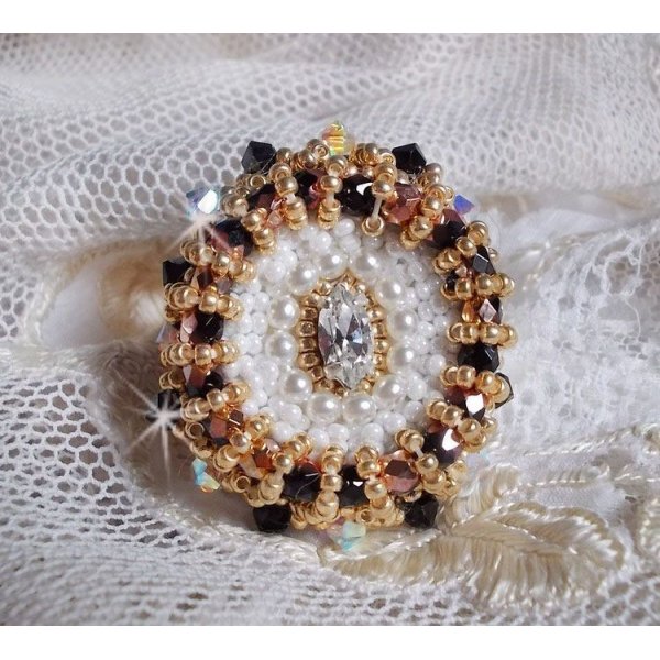 Sacred Black Ring broderad med vintage Swarovski-kristaller, facetter och fröpärlor.