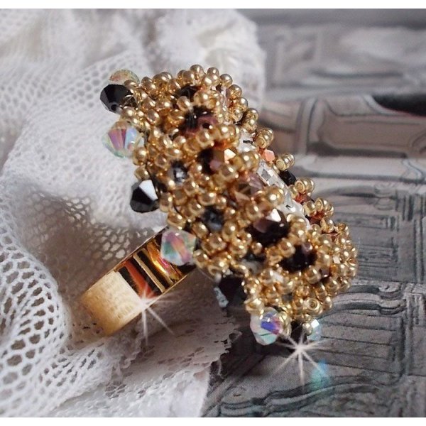 Sacred Black Ring broderad med vintage Swarovski-kristaller, facetter och fröpärlor.
