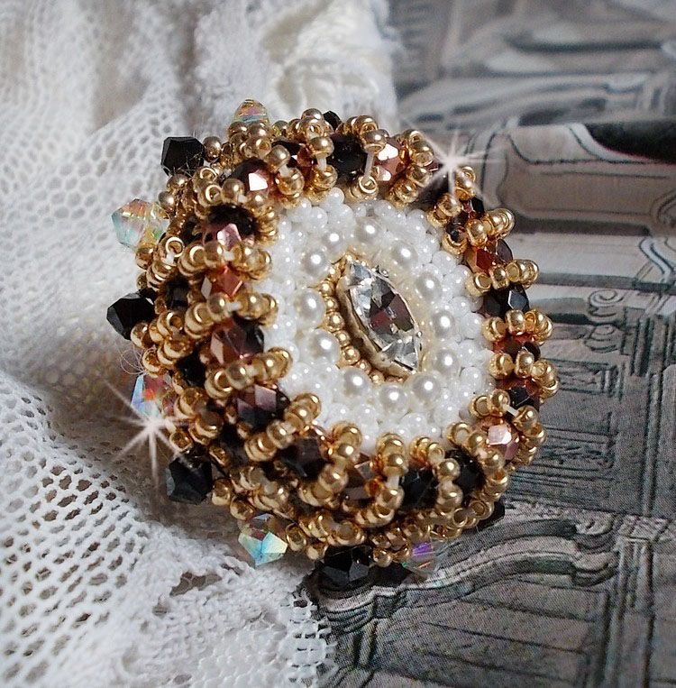 Sacred Black Ring broderad med vintage Swarovski-kristaller, facetter och fröpärlor.
