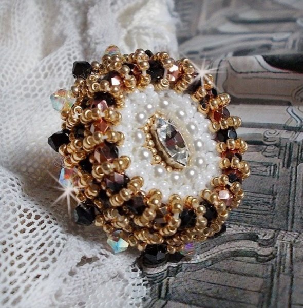 Sacred Black Ring broderad med vintage Swarovski-kristaller, facetter och fröpärlor.