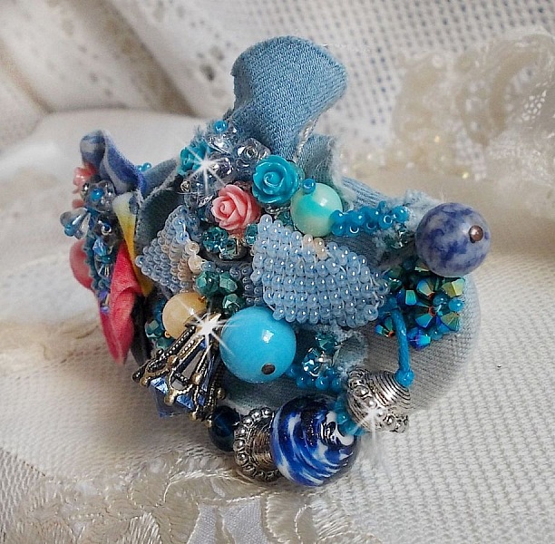 Far West h&aring;rsp&auml;nne broderat med halv&auml;delstenar (sodalit och gul jade), Jean-tyg med blommor, Swarovski-kristaller och p&auml;rlor.