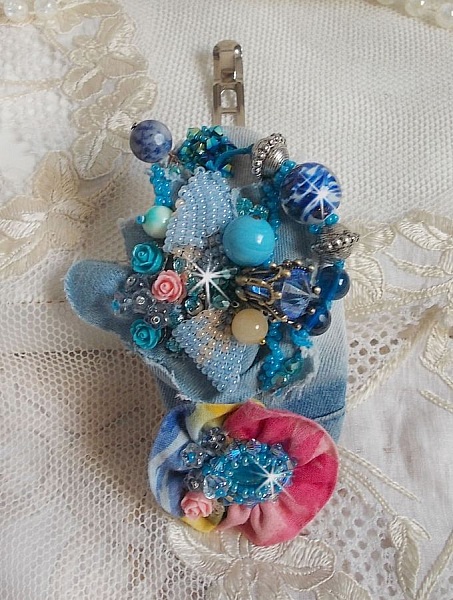 Far West h&aring;rsp&auml;nne broderat med halv&auml;delstenar (sodalit och gul jade), Jean-tyg med blommor, Swarovski-kristaller och p&auml;rlor.