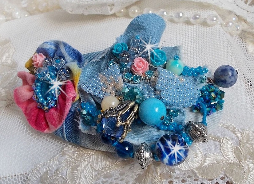 Far West h&aring;rsp&auml;nne broderat med halv&auml;delstenar (sodalit och gul jade), Jean-tyg med blommor, Swarovski-kristaller och p&auml;rlor.