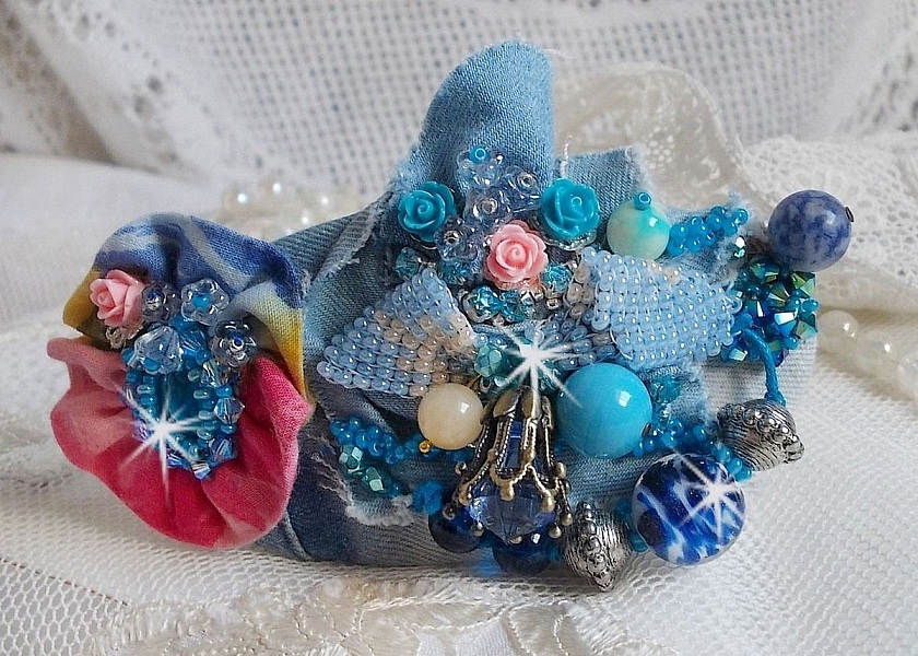 Far West h&aring;rsp&auml;nne broderat med halv&auml;delstenar (sodalit och gul jade), Jean-tyg med blommor, Swarovski-kristaller och p&auml;rlor.