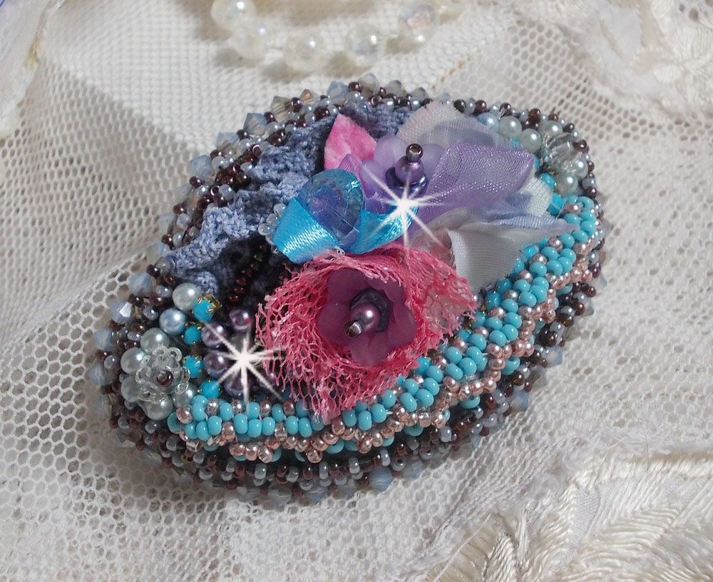 Mademoiselle Bluse Haute-Couture hårspänne broderat med pärlgrå spets, runda pärlor, Lucite blommor och fröpärlor.