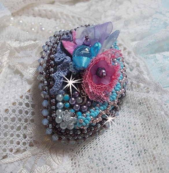 Mademoiselle Bluse Haute-Couture h&aring;rsp&auml;nne broderat med p&auml;rlgr&aring; spets, runda p&auml;rlor, Lucite blommor och fr&ouml;p&auml;rlor.