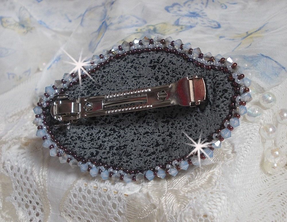 Mademoiselle Bluse Haute-Couture hårspänne broderat med pärlgrå spets, runda pärlor, Lucite blommor och fröpärlor.