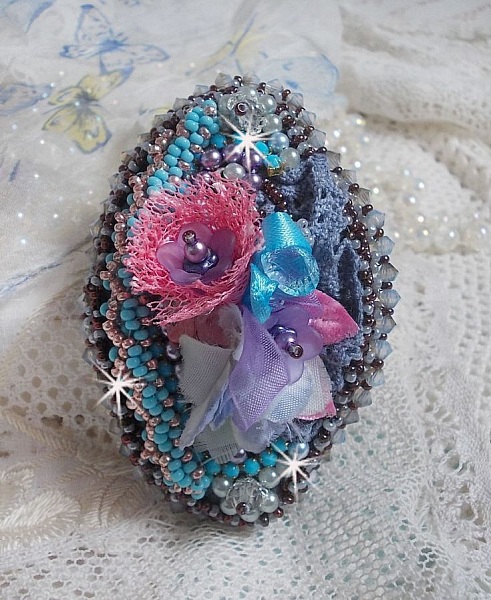 Mademoiselle Bluse Haute-Couture h&aring;rsp&auml;nne broderat med p&auml;rlgr&aring; spets, runda p&auml;rlor, Lucite blommor och fr&ouml;p&auml;rlor.