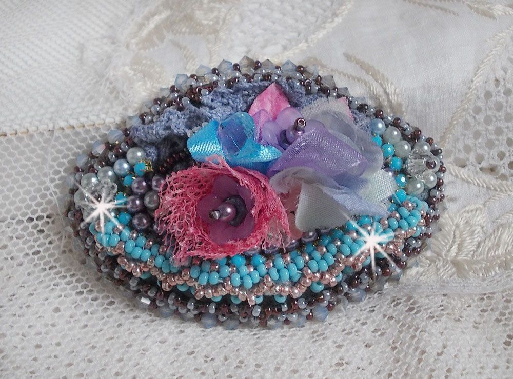 Mademoiselle Bluse Haute-Couture hårspänne broderat med pärlgrå spets, runda pärlor, Lucite blommor och fröpärlor.