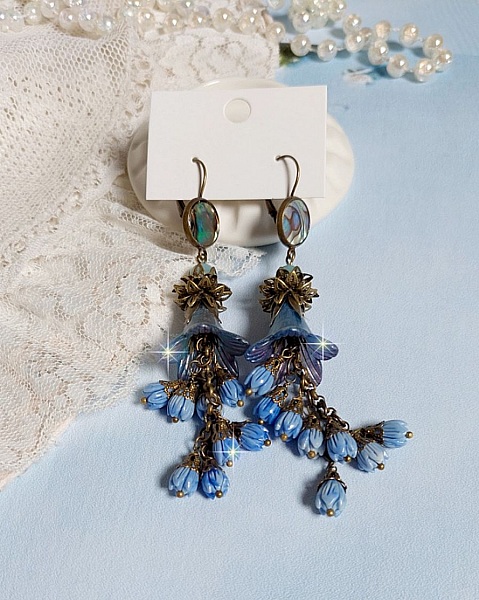 BO Abalone, pierres de Gemme : cabochon  Abalone et perles rondes Amazonite, boutons de roses en verre, calottes, cha&icirc;ne. Le tout est fini sur des dormeuses en M&eacute;tal. Une fa&ccedil;on Nature et Chic