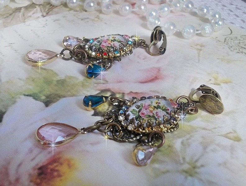 BO Affection of Roses skapad med glascabochoner som f&ouml;rest&auml;ller en bukett, glasp&auml;rlor, strass i olika f&auml;rger och m&auml;ssingstillbeh&ouml;r.