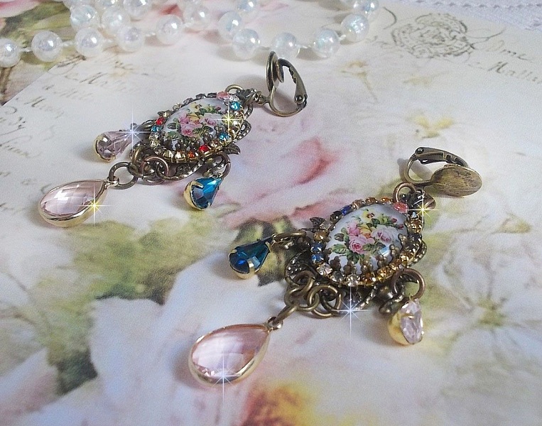 BO Affection of Roses skapad med glascabochoner som f&ouml;rest&auml;ller en bukett, glasp&auml;rlor, strass i olika f&auml;rger och m&auml;ssingstillbeh&ouml;r.