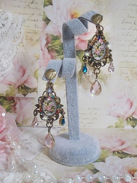 BO Affection of Roses skapad med glascabochoner som f&ouml;rest&auml;ller en bukett, glasp&auml;rlor, strass i olika f&auml;rger och m&auml;ssingstillbeh&ouml;r.