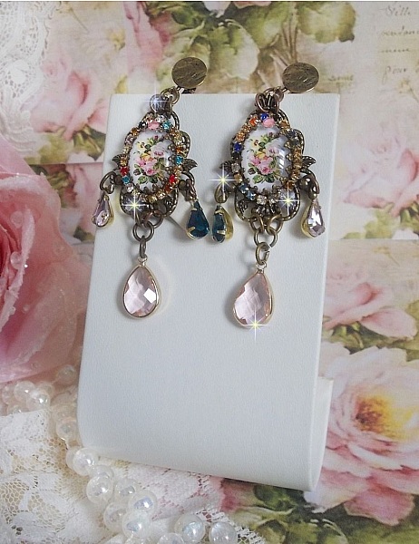 BO Affection of Roses skapad med glascabochoner som f&ouml;rest&auml;ller en bukett, glasp&auml;rlor, strass i olika f&auml;rger och m&auml;ssingstillbeh&ouml;r.