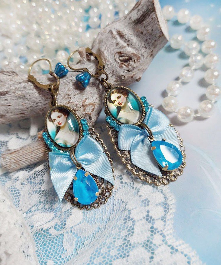 BO Aily créées avec cabochons loupes, nœud satin, strass, perles Cristal Swarovski, dormeuses laiton