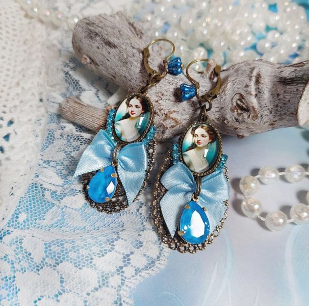 BO Aily créées avec cabochons loupes, nœud satin, strass, perles Cristal Swarovski, dormeuses laiton