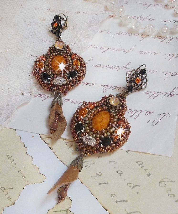 BO Amber Romance skapad med en karamellfärgad kohud, Swarovski-kristaller.
