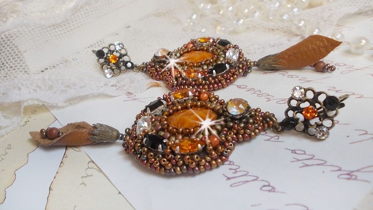 BO Amber Romance skapad med en karamellfärgad kohud, Swarovski-kristaller.