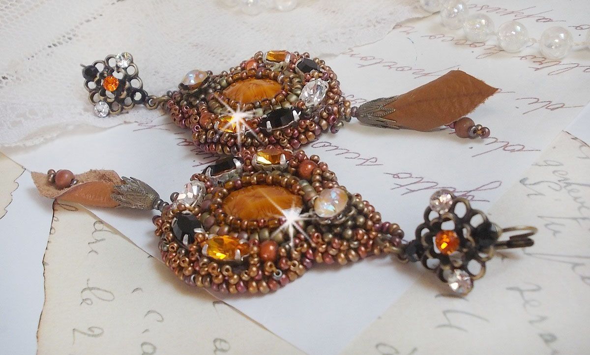 BO Amber Romance skapad med en karamellfärgad kohud, Swarovski-kristaller.