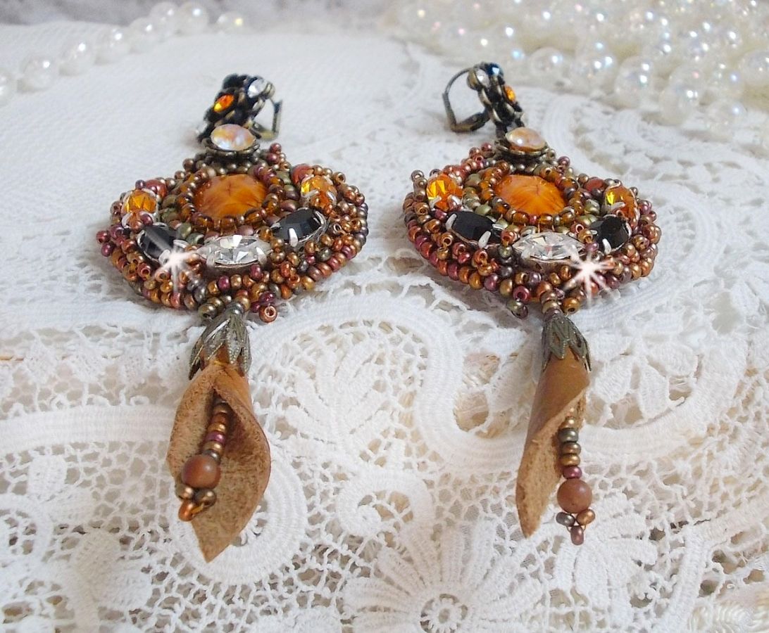 BO Amber Romance skapad med en karamellfärgad kohud, Swarovski-kristaller.