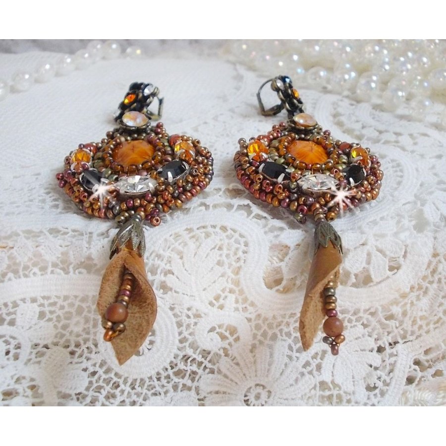 BO Amber Romance skapad med en karamellfärgad kohud, Swarovski-kristaller.
