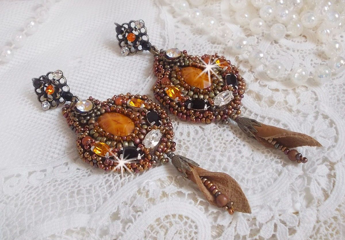 BO Amber Romance skapad med en karamellfärgad kohud, Swarovski-kristaller.