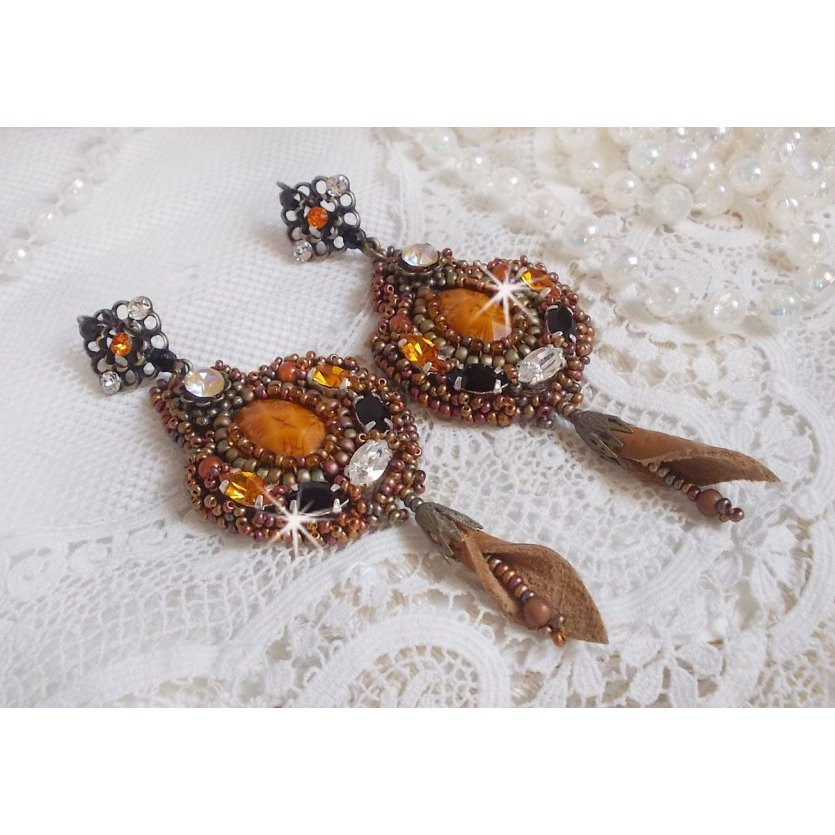 BO Amber Romance skapad med en karamellfärgad kohud, Swarovski-kristaller.