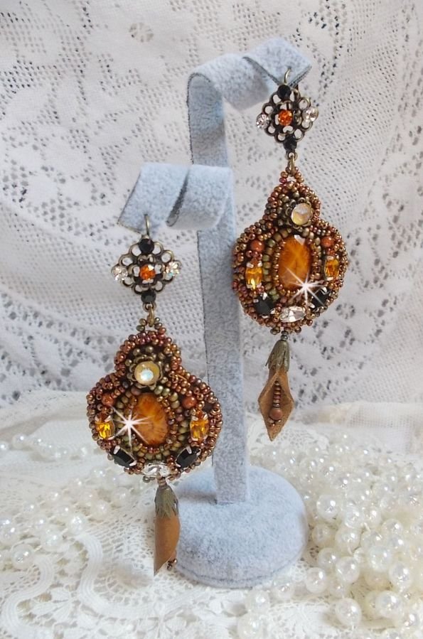 BO Amber Romance skapad med en karamellfärgad kohud, Swarovski-kristaller.