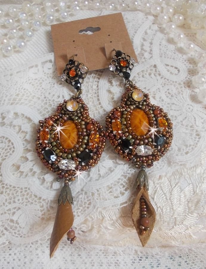 BO Amber Romance skapad med en karamellfärgad kohud, Swarovski-kristaller.