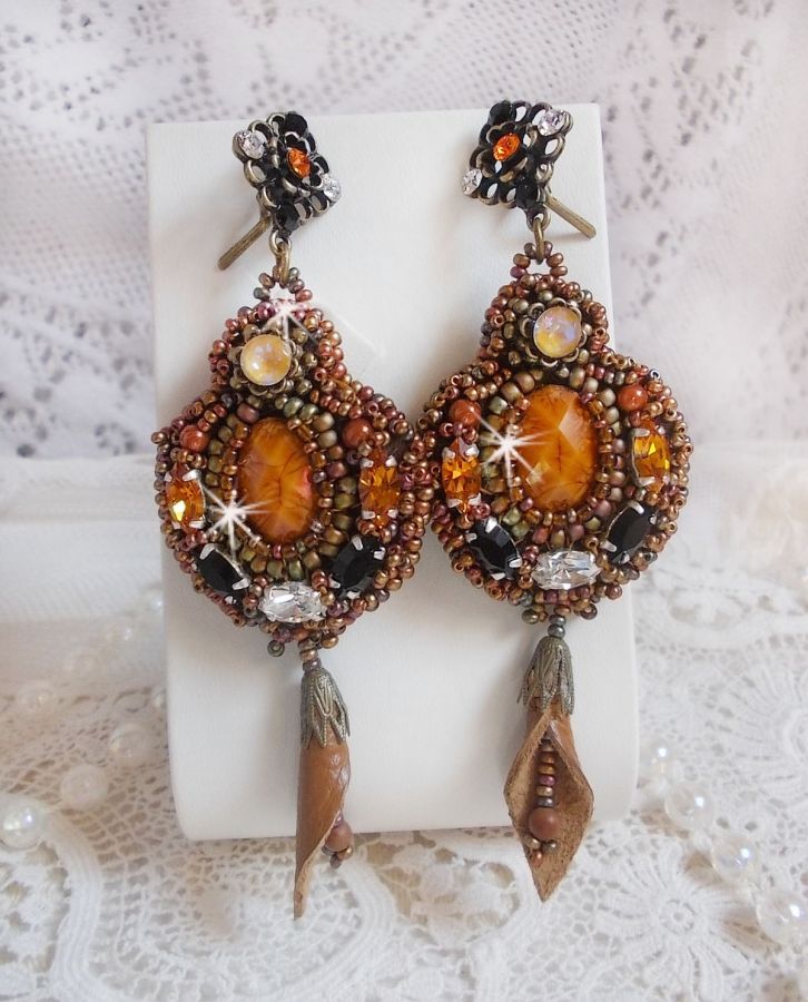 BO Amber Romance skapad med en karamellfärgad kohud, Swarovski-kristaller.