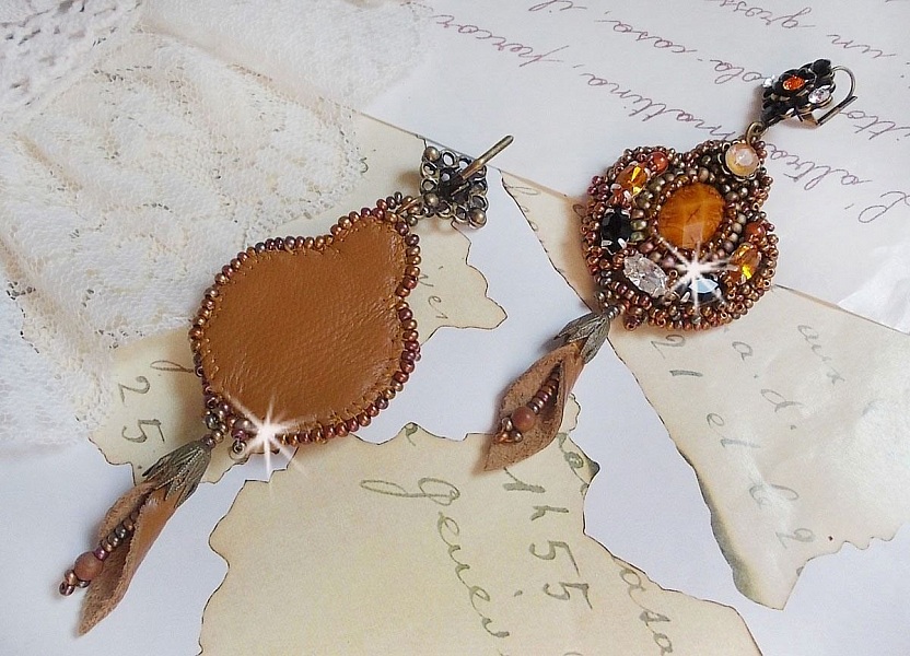 BO Amber Romance skapad med en karamellf&auml;rgad kohud, Swarovski-kristaller.