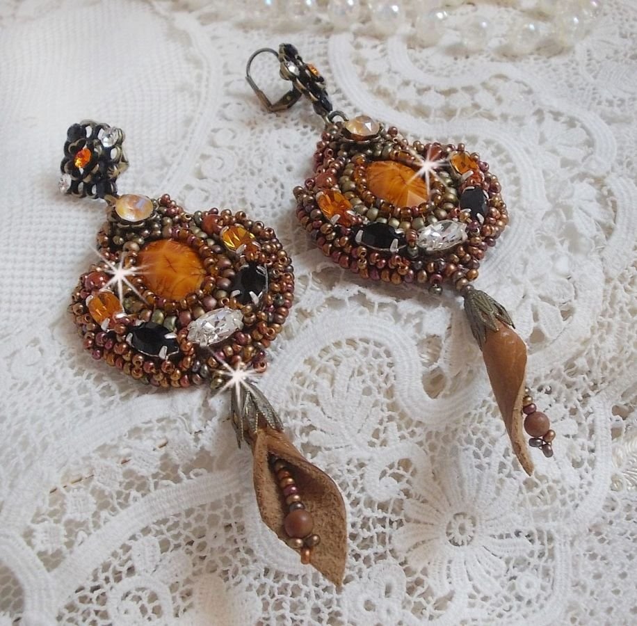 BO Amber Romance skapad med en karamellfärgad kohud, Swarovski-kristaller.