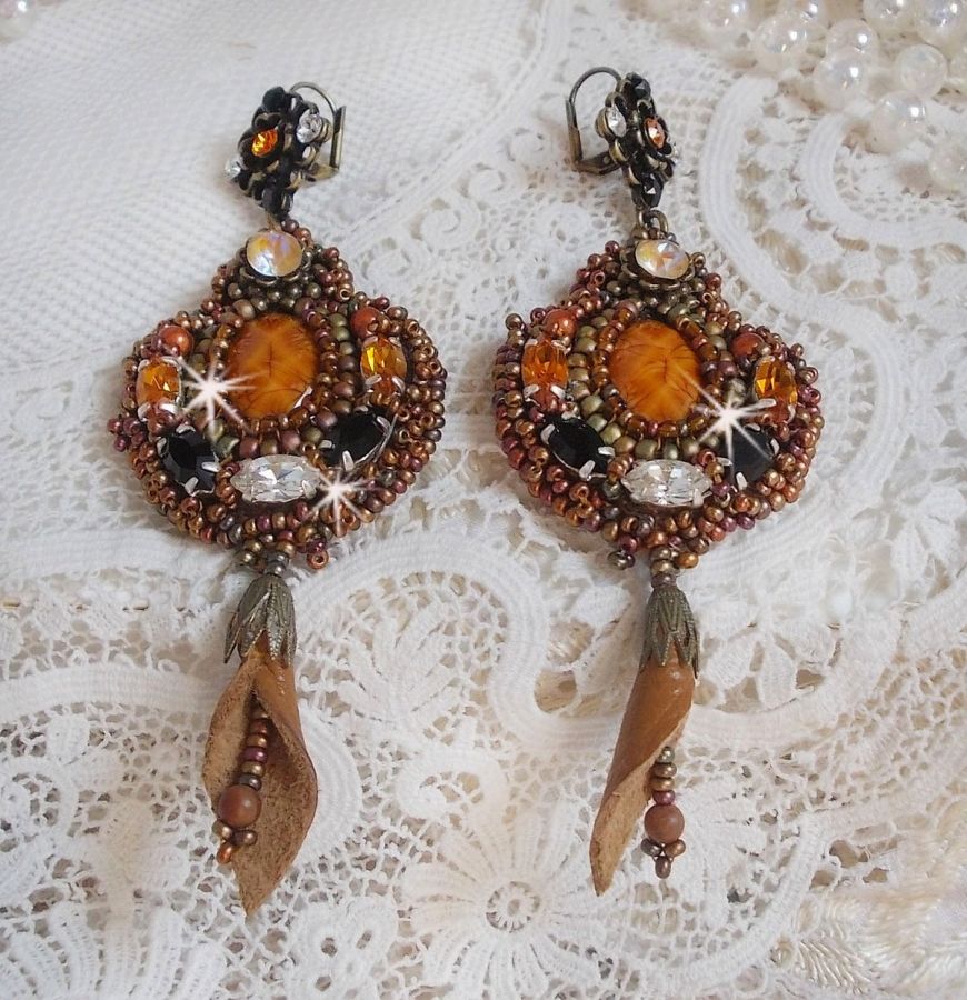 BO Amber Romance skapad med en karamellfärgad kohud, Swarovski-kristaller.