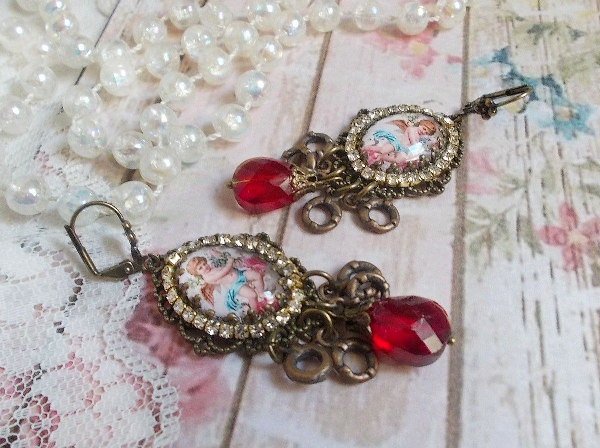 BO Petit Ange skapad med förstorande Angel cabochons, kristaller, berlocker och glaspärlor.