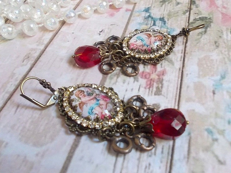 BO Petit Ange skapad med f&ouml;rstorande Angel cabochons, kristaller, berlocker och glasp&auml;rlor.