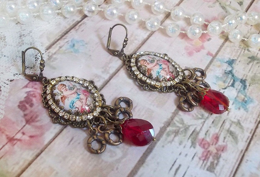 BO Petit Ange skapad med f&ouml;rstorande Angel cabochons, kristaller, berlocker och glasp&auml;rlor.