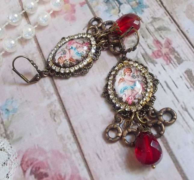 BO Petit Ange skapad med f&ouml;rstorande Angel cabochons, kristaller, berlocker och glasp&auml;rlor.